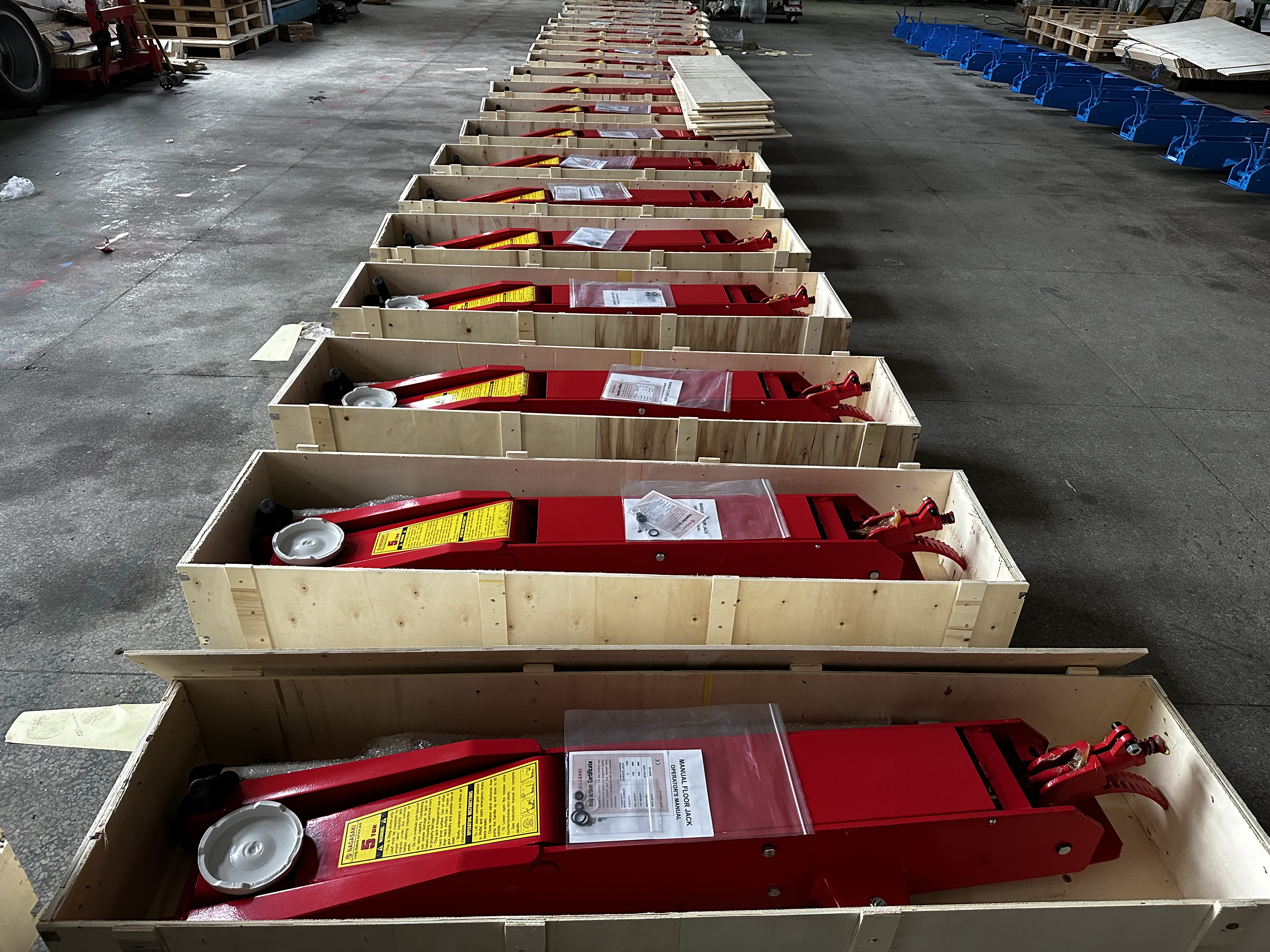 Precision-machined hydraulic pump assembly for long floor jack