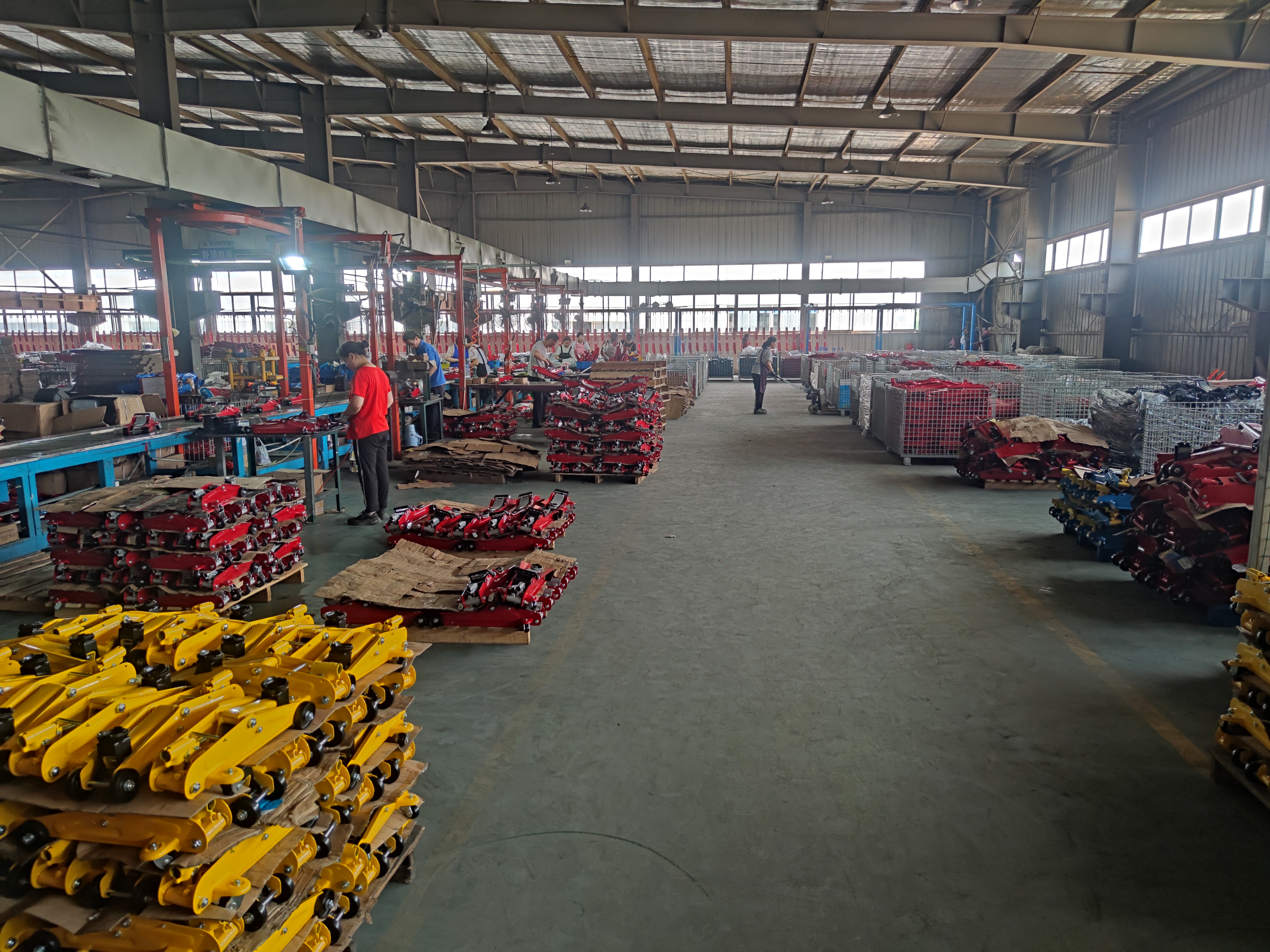 Heavy machinery maintenance and construction engineering application of bottle jack